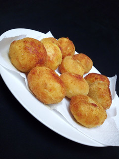 A picture of Potatoe balls.
