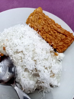 Foto resep Ketan urap tempe goreng