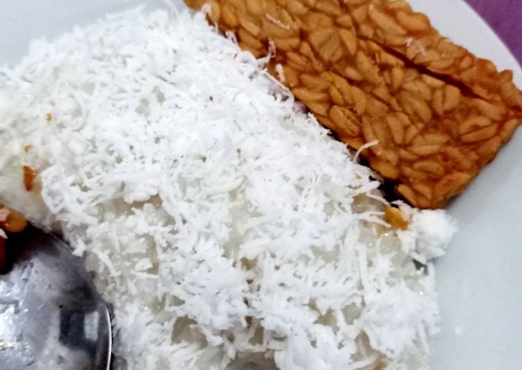 Ketan urap tempe goreng