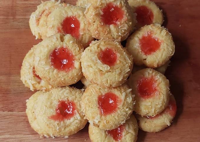 Langkah Mudah untuk Menyiapkan Thumbprint cheese cookies, Bisa Manjain Lidah