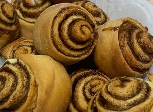 Фото Сінабони / Булочки з корицею / Булочки з маком / Булочки з шоколадом.