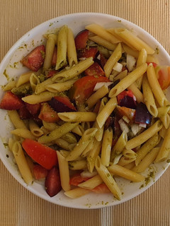 Una foto de Macarrones al pesto con ciruelas