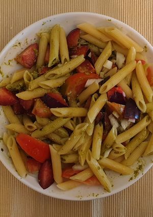 Una foto de Macarrones al pesto con ciruelas