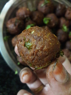 வாழைப்பூ கோலா உருண்டை (Vaazhaipoo kola urundai recipe in tamil) செய்முறை முக்கிய புகைப்படம்