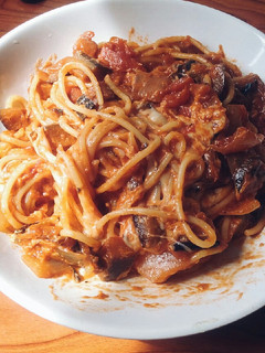 Una foto de Pasta con berenjena y tomate🍆🍅