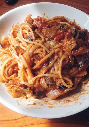 Una foto de Pasta con berenjena y tomate🍆🍅