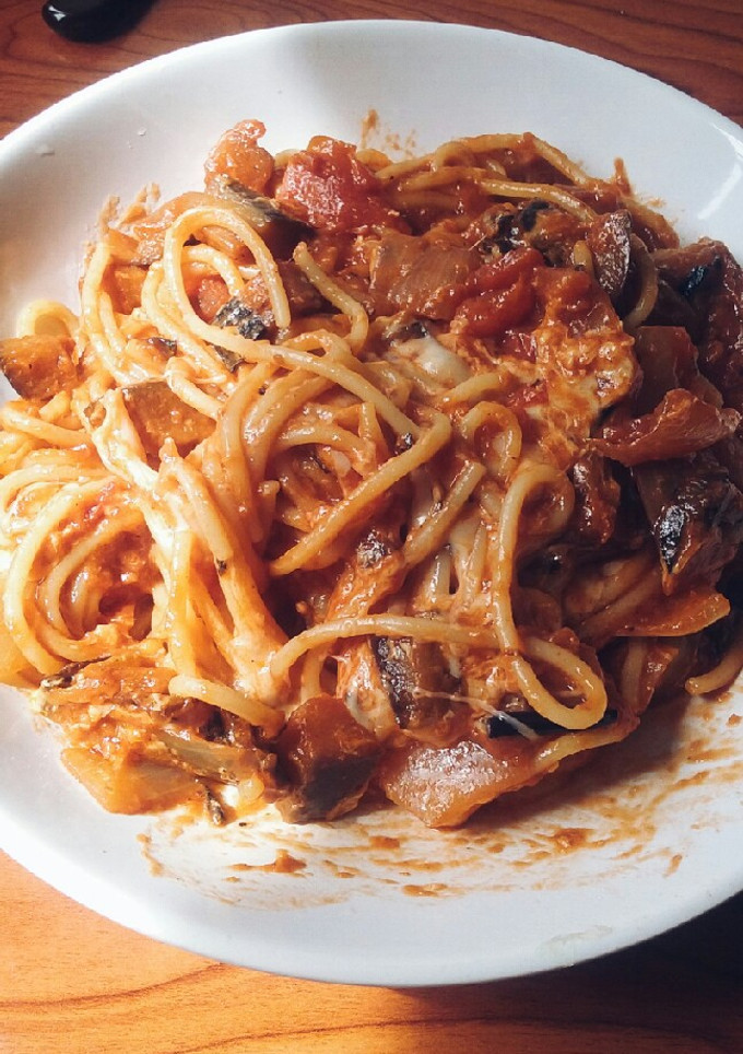 Una foto de Pasta con berenjena y tomate🍆🍅