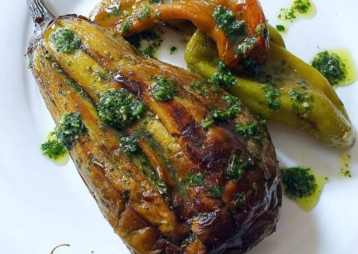 Berenjenas y pimientos al horno con picada de hierbas aromáticas