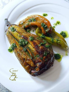 Una foto de Berenjenas y pimientos al horno con picada de hierbas aromáticas