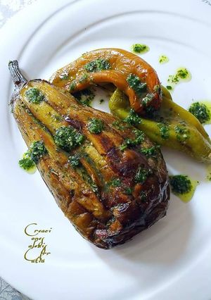 Una foto de Berenjenas y pimientos al horno con picada de hierbas aromáticas