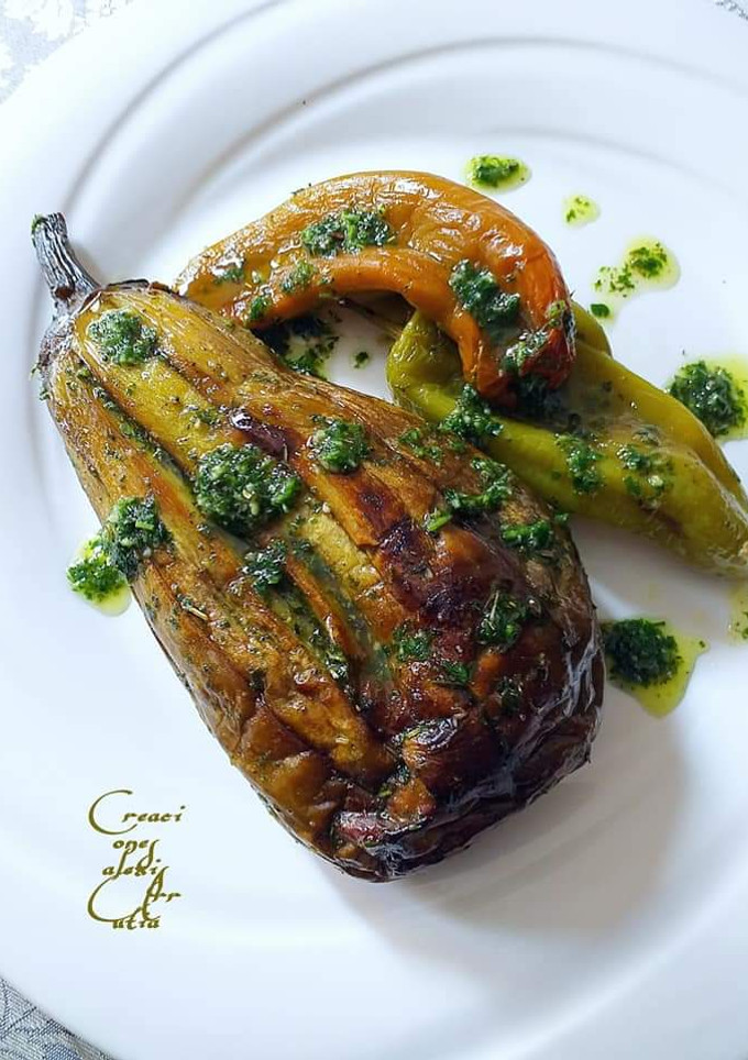 Una foto de Berenjenas y pimientos al horno con picada de hierbas aromáticas