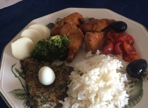 Una foto de Tortilla de acelga con nuggets de pollo