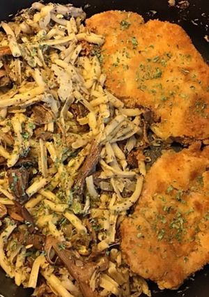 Une photo de Côtes de porc panées et leurs haricots beurre aux cèpes