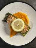 Salmone in crosta di mandorle con asparagi e crema di carote al curry