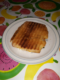 Una foto de Bocata con anchoas, queso y algas wakame