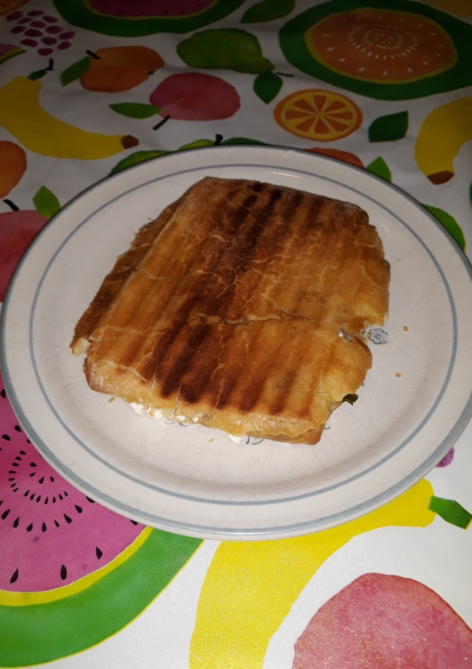 Una foto de Bocata con anchoas, queso y algas wakame