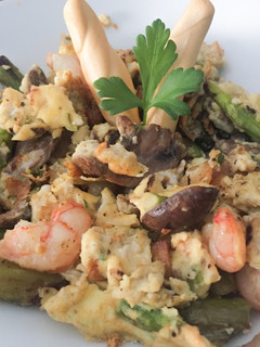 Una foto de Revuelto de gambas, champiñones y espárragos