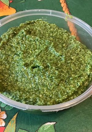 Une photo de Pesto de fanes de radis à l ail fumé et trois fromages (recette anti gaspi)