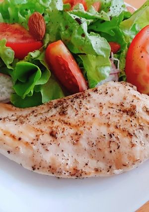 รูปของ อกไก่ย่างออริกาโนกับสลัดบัลซามิก คลีน