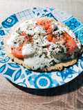 Pizza de tomate y mozzarella sin gluten en sartén