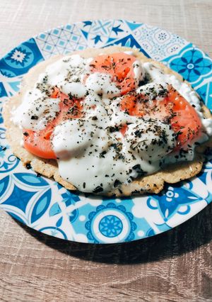 Una foto de Pizza de tomate y mozzarella sin gluten en sartén