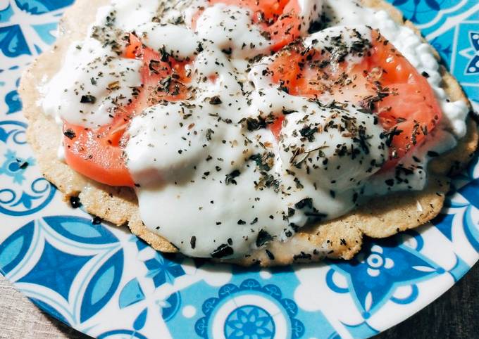 Pizza de tomate y mozzarella sin gluten en sartén Receta de Claudiaprieto-  Cookpad