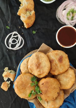 આલુ કચોરી(Aloo  Kachori Recipe in Gujarati) રેસીપી મુખ્ય ફોટો