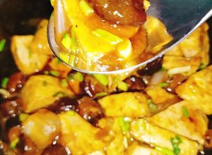 Hình của món Đậu phụ sốt nấm hương chay.