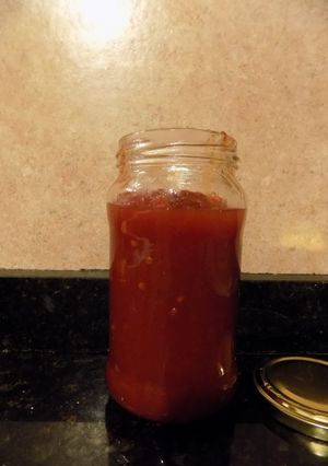 Una foto de Mermelada de tomate cubeteado en lata