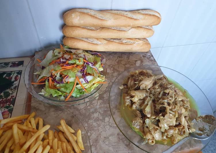 Bocadillos de pollos con ensalada de zanahoria y patatas