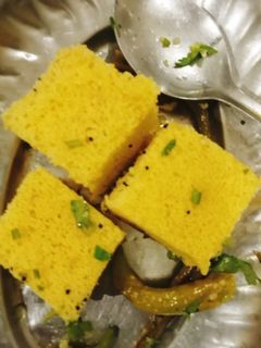 खमन ढोकला (khaman dhokla recipe in Hindi) रेसिपी मुख्य फोटो