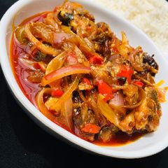 A picture of Fish and onion sauce.