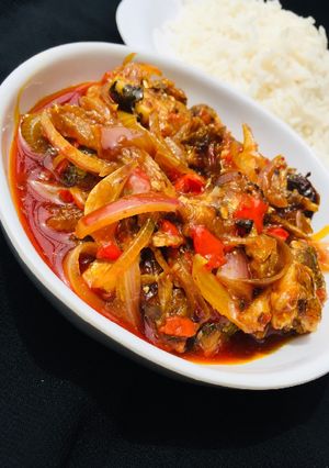 A picture of Fish and onion sauce.