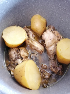 Una foto de 178Muslos de pavo con setas y patatas al horno / olla GM deluxe