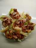 Conchiglie di lattuga con i totani fritti e spicchi di limone