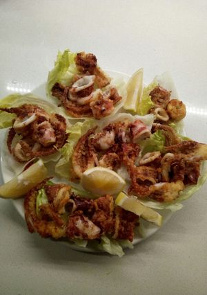 Foto di Conchiglie di lattuga con i totani fritti e spicchi di limone