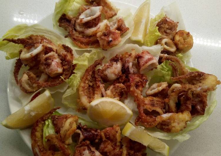 Conchiglie di lattuga con i totani fritti e spicchi di limone