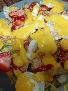 Una foto de Ensalada de mango pera fresas y vinagreta de mango