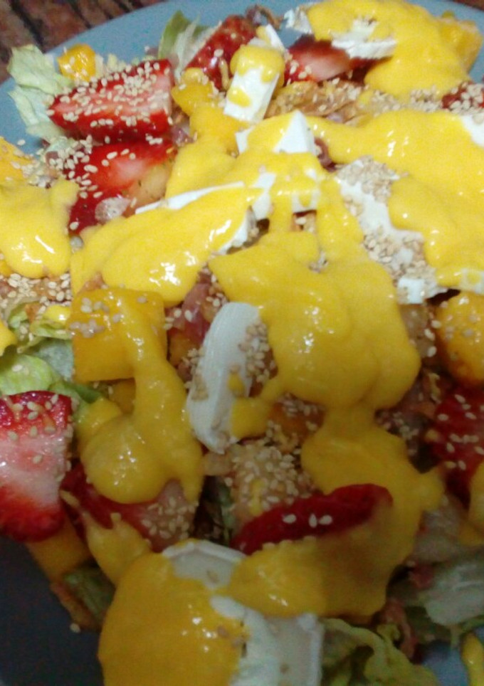 Una foto de Ensalada de mango pera fresas y vinagreta de mango
