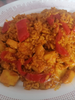 Una foto de Paella mixta rústica con conejo y marisco para 2