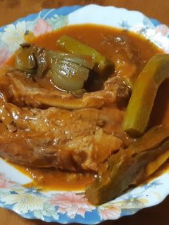 Una foto de Costillas en salsa con alcachofas