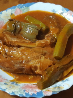 Una foto de Costillas en salsa con alcachofas