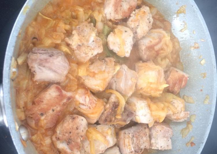 Atún encebollado