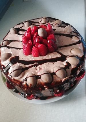 O poză a rețetei Tort cu cremă de cacao și căpșuni.