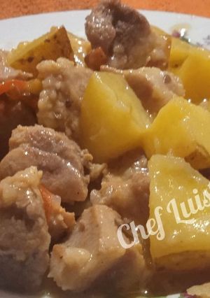 Una foto de Carrilleras de cerdo con papas... LuisFy
