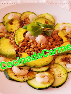 Una foto de Lentejas con carpaccio de calabacín gambitas y aguacate