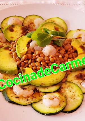 Una foto de Lentejas con carpaccio de calabacín gambitas y aguacate