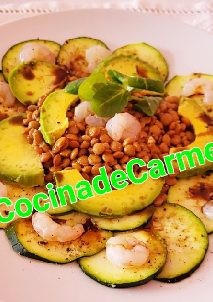 Una foto de Lentejas con carpaccio de calabacín gambitas y aguacate
