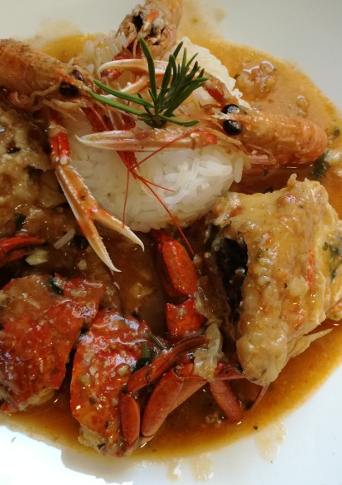 Una foto de Suquet de gallineta con cigalas, nécoras y arroz jazmín al perfume (y sabor) de anís estrellado