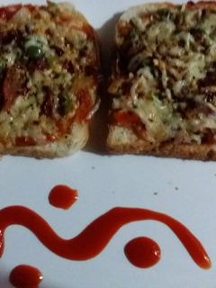 ब्रेड पिज़्ज़ा (Bread pizza recipe in hindi) रेसिपी मुख्य फोटो